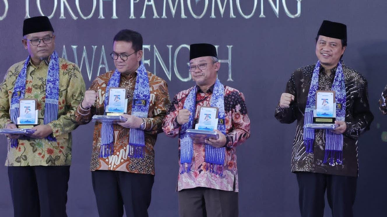 Ketua DPW Partai Kebangkitan Bangsa (PKB) Jawa Tengah K.H. M Yusuf Chudlori saat menerima penghargaan yang diserahkan Gubernur Jateng Ahmad Luthfi.