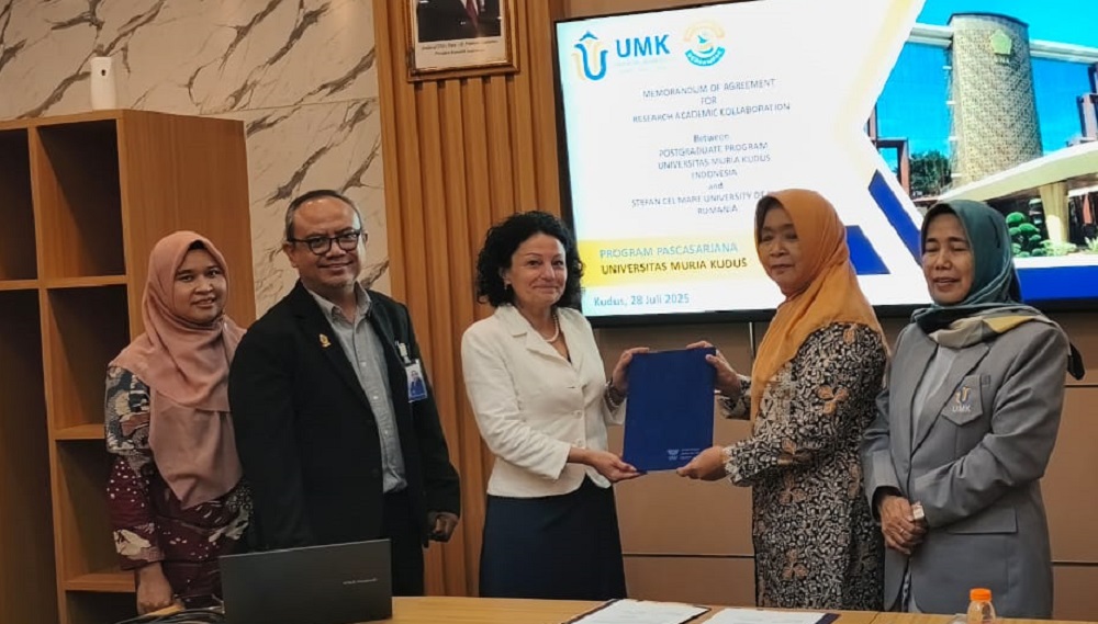 Kepala Bagian Kerja Sama Internasional UMK Dr. Atik Rokhayani, M.Pd dan Prof. Carmen Nastase, Ph.D. perwakilan dari Stefan Cel Mare University of Suceava menunjukkan dokumen MoU.