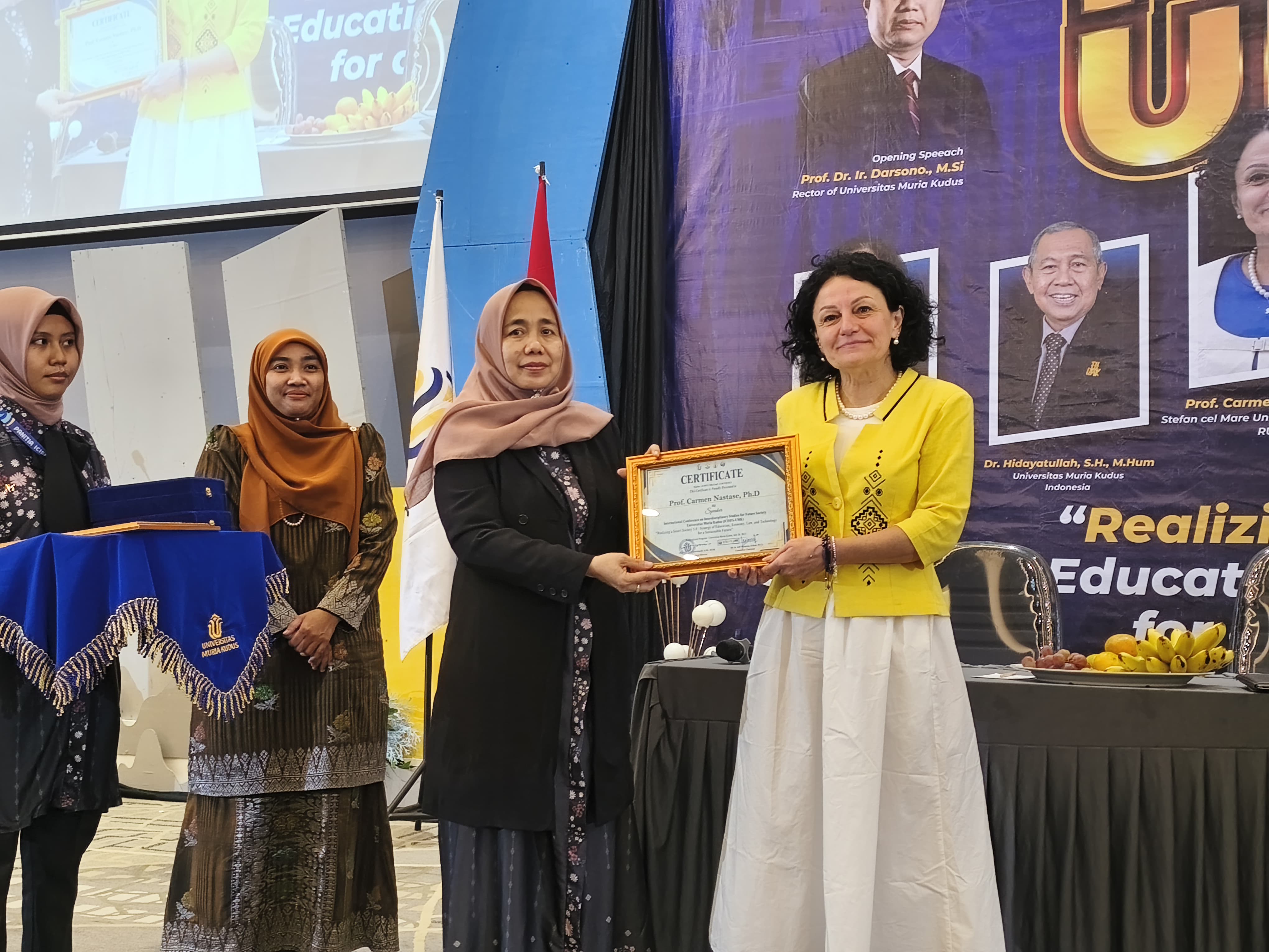 Direktur Program Pascasarjana Universitas Muria Kudus Prof. Dr. Sri Utaminingsih., S.Pd., M.Pd. menyerahkan sertifikat kepada pembicara internasional Prof. Carmen Nastase, Ph.D. (kanan).