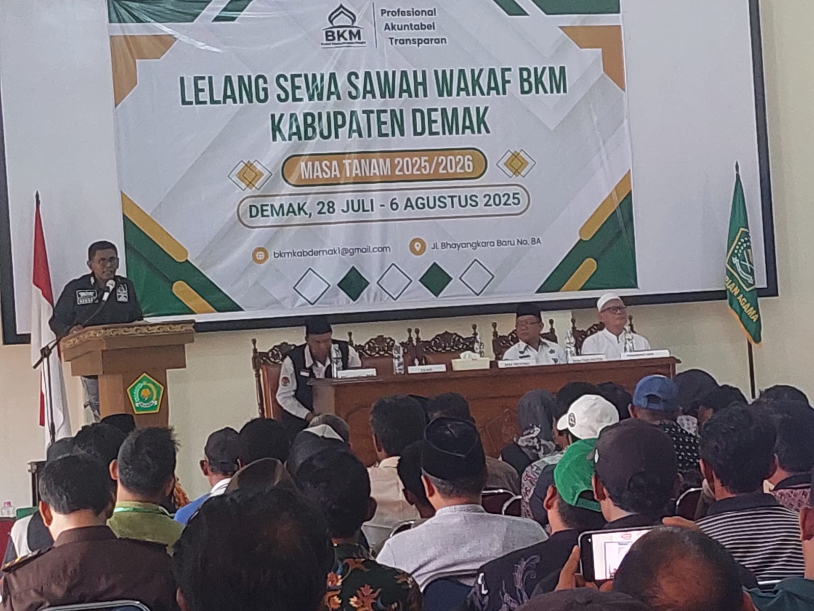 Kepala Kemenag Demak Taufiqur Rahman bersama Kajari Hendra Jaya membuka lelang sawah BKM di Kemenag Demak kemarin.(Wahibpribadi)