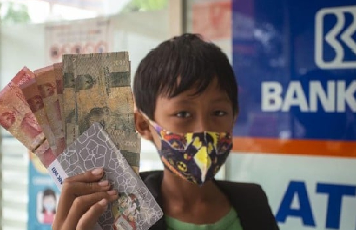 Siswa mendapatkan bantuan program indonesia pintar atau PIP 2025