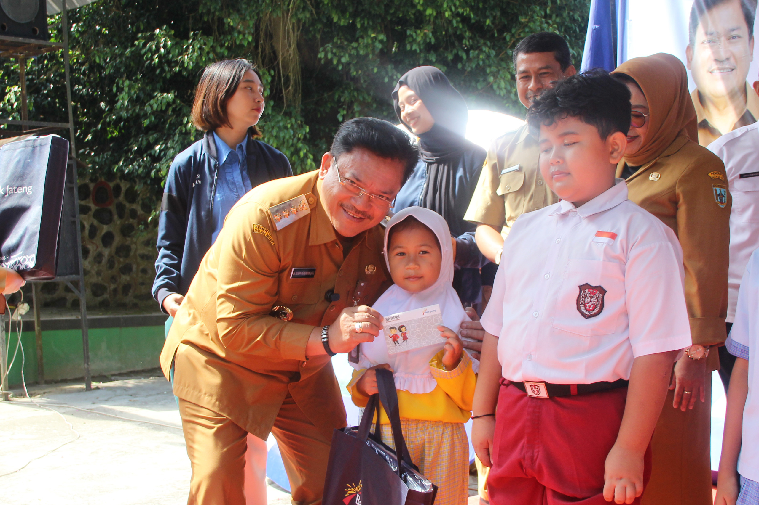 Wali Kota Salatiga, dr. Robby Hernawan, Sp.OG terus berupaya melakukan peningkatan Literasi Keuangan bagi Pelajar Tahun 2025. Salah satunya seperti yang dilalukan di SMP Negeri 8 Salatiga, Selasa (29/
