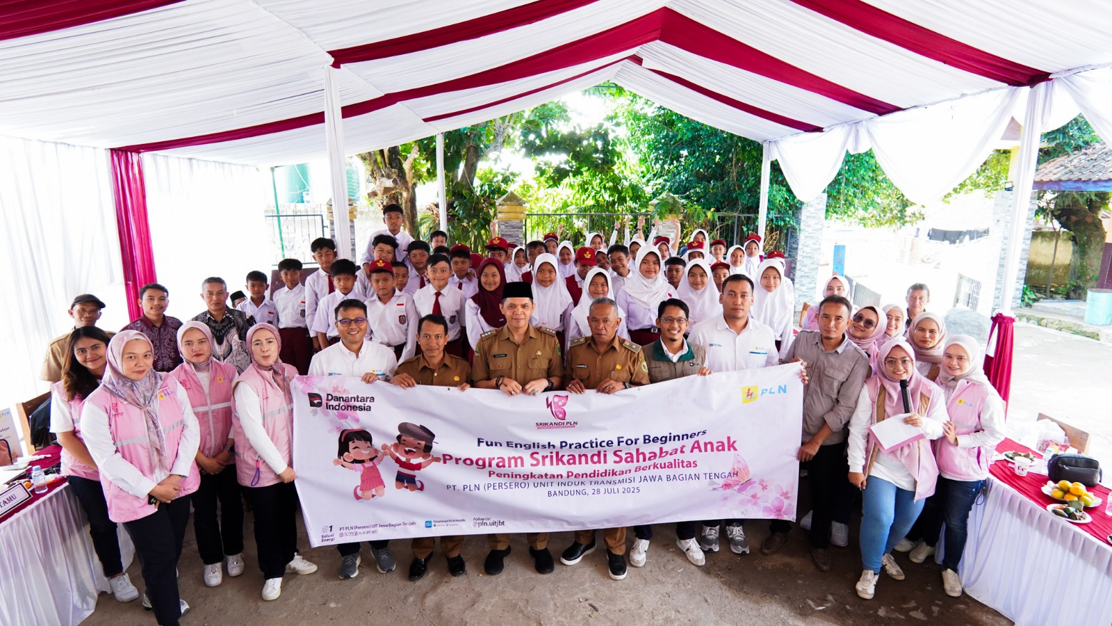 PENUH ANTUSIAS : Para siswa dan guru SD Negeri Pondok Sirap, Desa Ciapus, Kecamatan Banjaran, Kabupaten Bandung, mendapatkan edukasi seri Srikandi PLN UIT JBT, Senin pagi (28/7/2025).