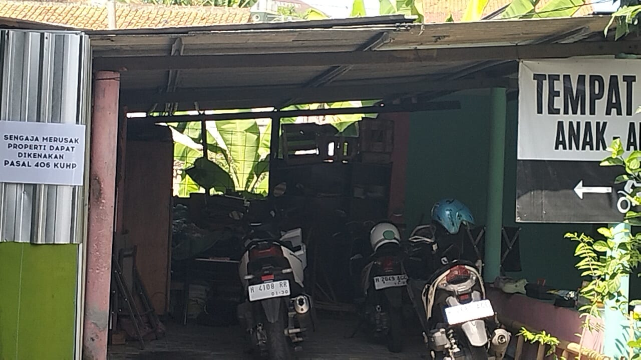 Keadaan rumah Juladi yang tersegel karena meresahkan warga sekitar, Rabu (30/7).