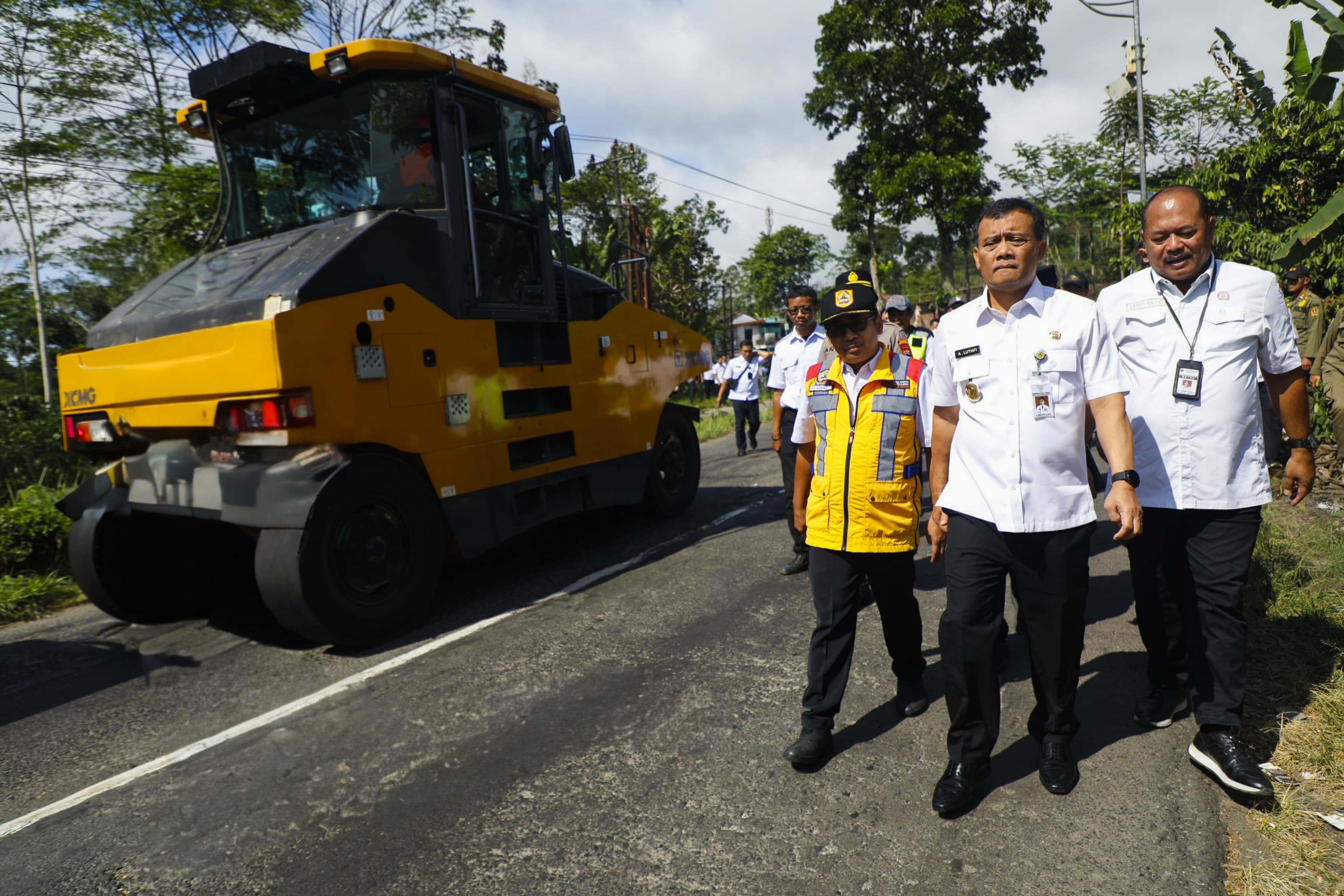 Gubernur Jawa Tengah, Ahmad Luthfi meninjau pengerjaan ruas jalan Parakan-Patean, tepatnya di Desa Batursari, Kecamatan Candiroto, Kabupaten Temanggung, Rabu, 30 Juli 2025.