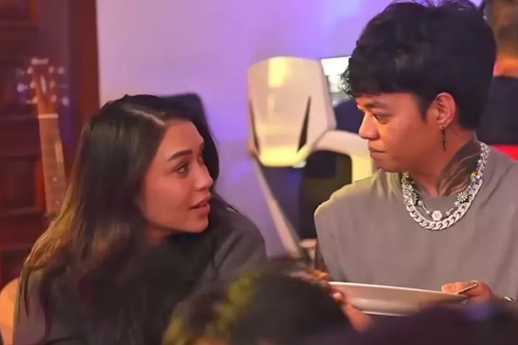 Tatapan penuh arti antara Reza Arap dan  Lulu Lahfah