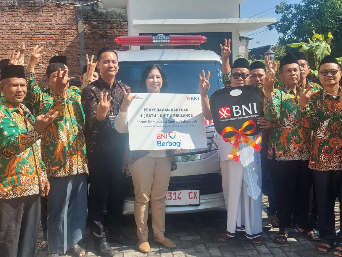 Ketua FKDT Kabupaten Demak H Sukarmin menerima simbolis bantuan mobil Ambulance dari Pemimpin BNI Kantor Cabang Kudus IGA Ratih Martini.(Wahibpribadi)