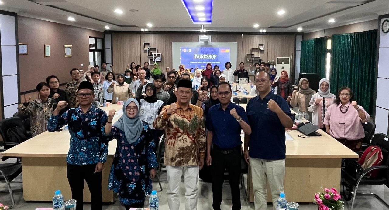 Dr. H. Agus Suryo Suripto, M.H., Kepala Biro Administrasi Umum, Perencanaan, dan Keuangan (UAPK) UIN Salatiga saat membuka Workshop Penulisan Berita dan Opini Koran Media Massa, Kamis (30/7).