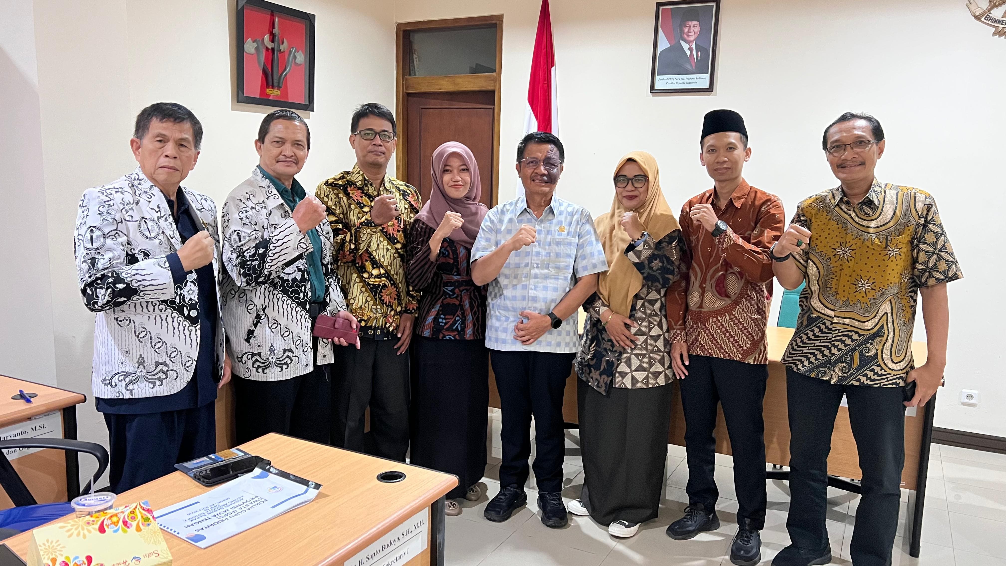 Anggota DPD RI Muhdi menerima audiensi dari FGPS Jateng  di Kantor PGRI Jateng, Kamis (31/7).