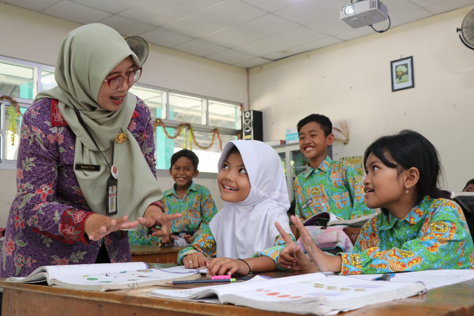 Kepala SDN Kuningan 02 Semarang Martini sedang memberikan pembelajaran pada peserta didik.