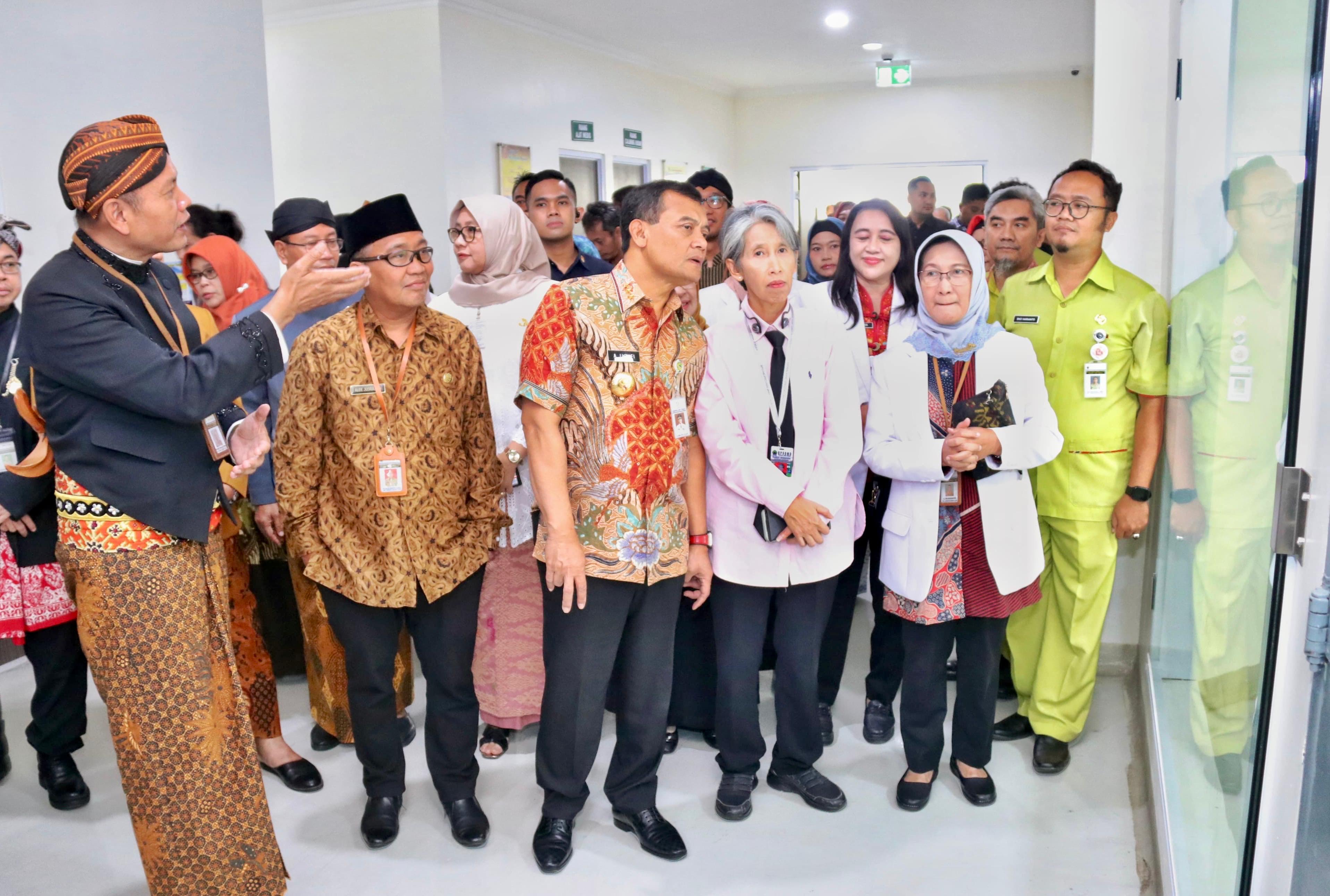 Gubernur Jawa Tengah Ahmad Luthfi meresmikan gedung untuk bangsal rawat inap di RSJD Dr Amino Gondohutomo Semarang.
