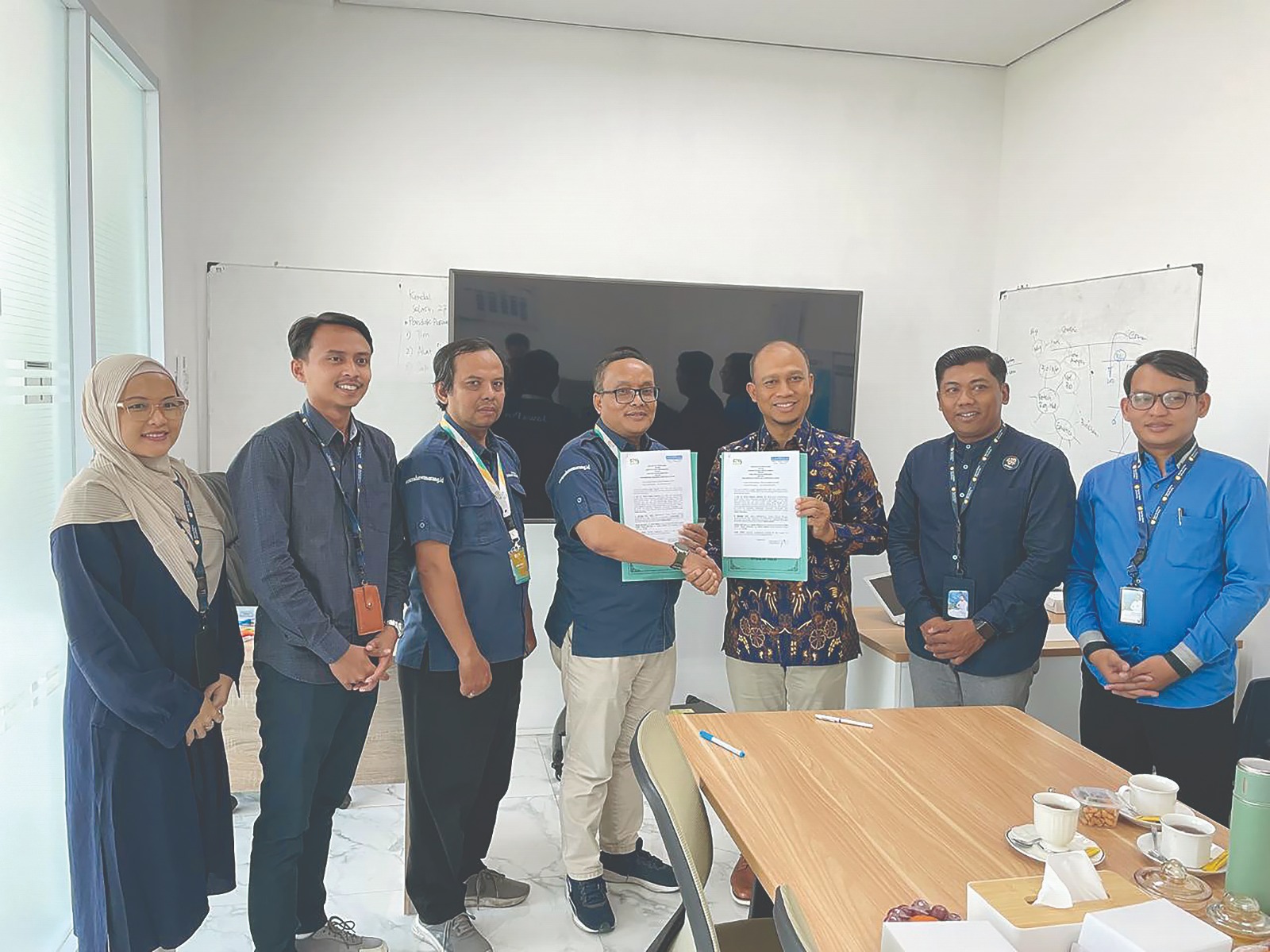 KERJASAMA : Penandatanganan MoU antara Jawa Pos Radar Semarang dengan Institut Karya Mulia Bangsa yang akan bertransformasi menjadi Agung Putra University Kamis (31/7)