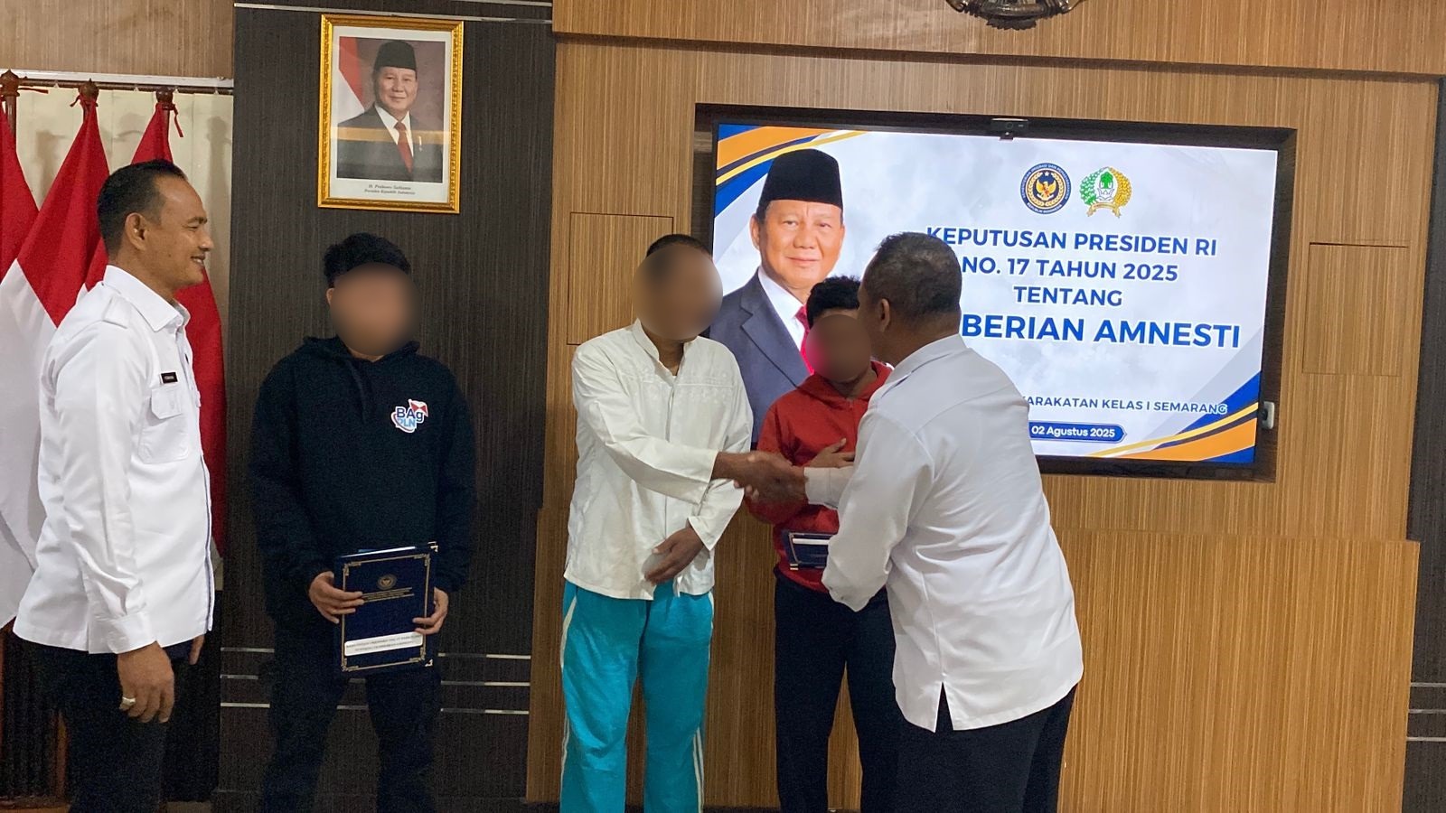 Kepala Kantor Wilayah Ditjenpas Jawa Tengah, Mardi Santoso dan Kalapas Semarang Fonika Affandi  saat menyerahkan SK amnesti pada WBP di Lapas Kelas I Semarang, Sabtu (2/8/2025).