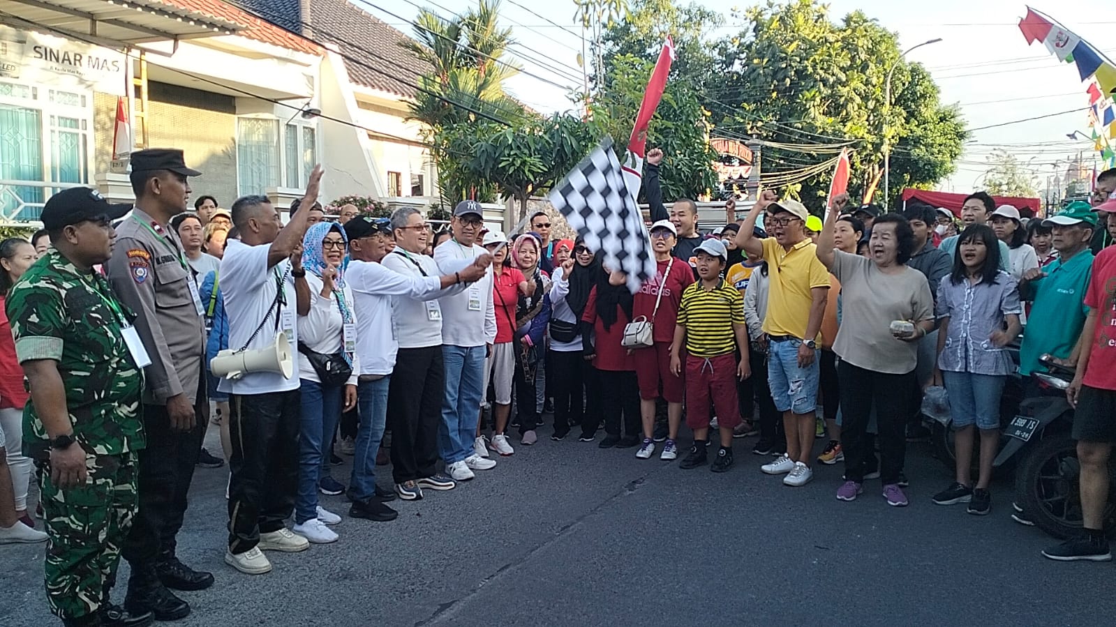 Ribuan warga Kelurahan Panggung Lor, Semarang Utara ikuti Jalan Sehat, Minggu (3/8).