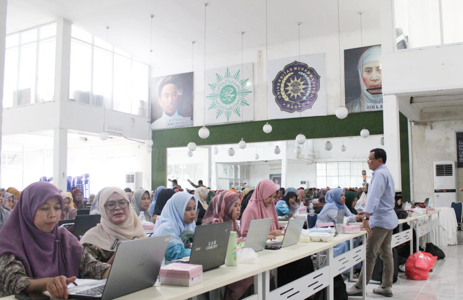 Prof. Dr. Rasimin, M.Pd., Dekan Fakultas Tarbiyah dan Ilmu Keguruan (FTIK) UIN Salatiga, saat menjadi narasumber dalam Seminar Pendidikan bertajuk Peluang dan Tantangan Guru Profesional di Era Digital