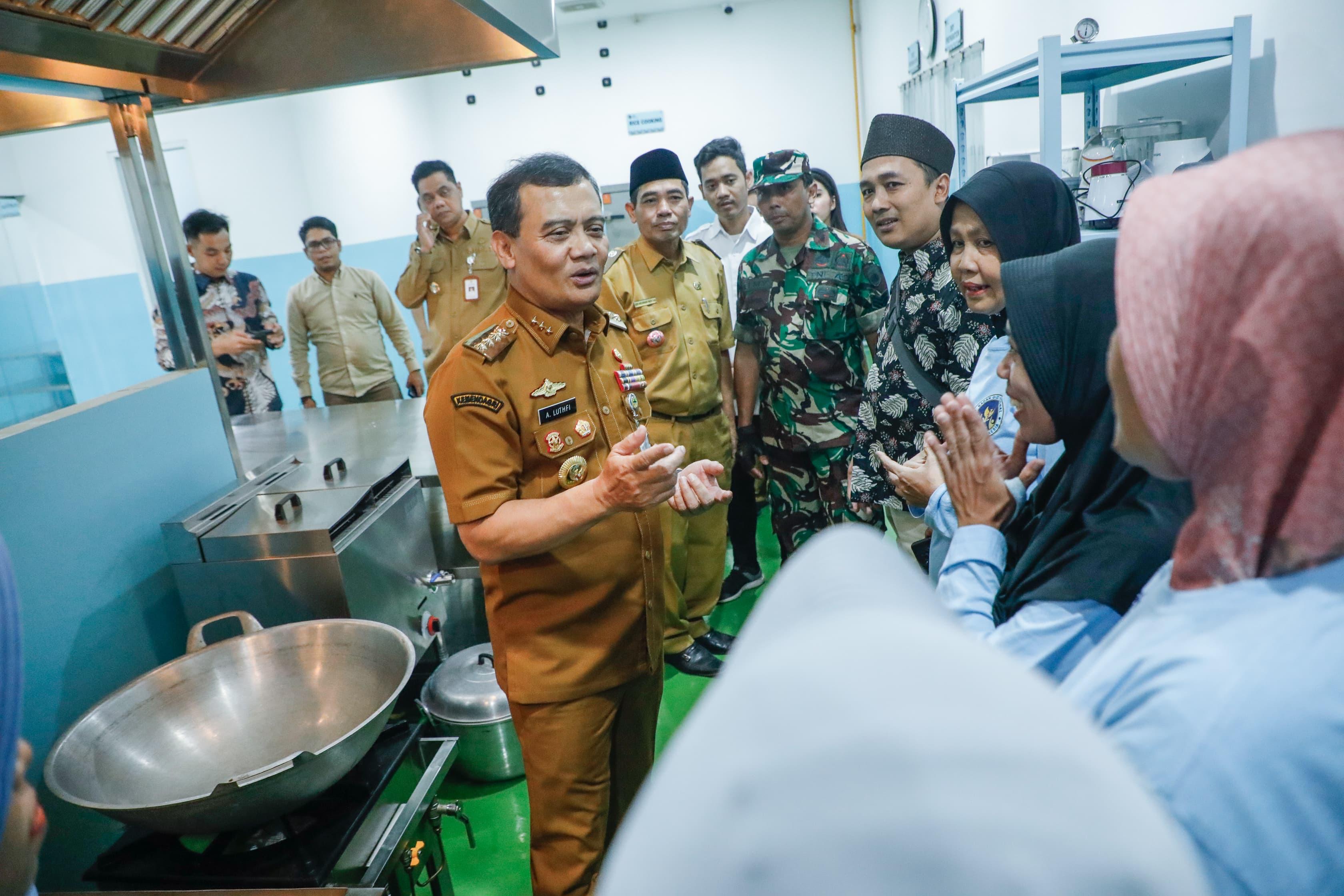 Gubernur Jateng Ahmad Luthfi saat meresmikan dapur SPPG ke-323 di Yayasan At-Takwa di Desa Karangnongko Kecamatan Nalumsari, Jepara, Senin (4/8).