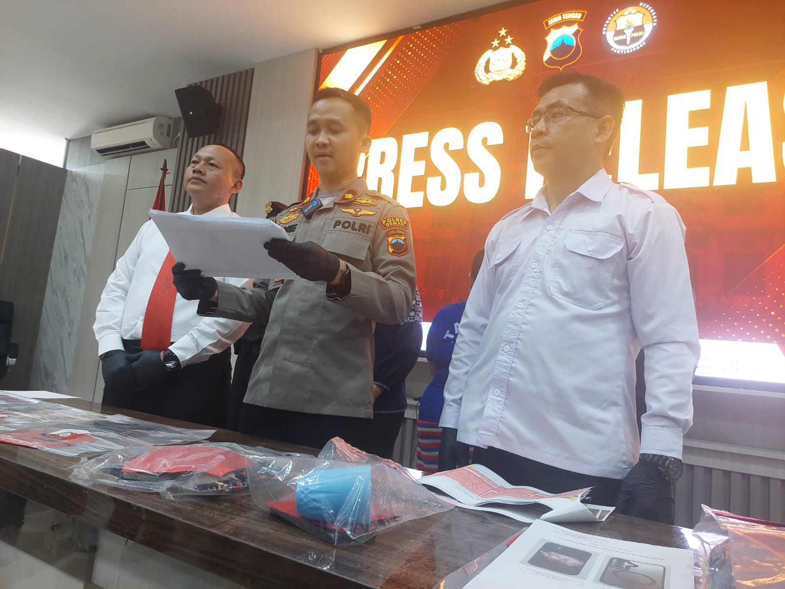 Wakapolres Demak Kompol Hendrie Suryo Liquisasono  saat gelar perkara Kades Wonoagung di Mapolres Demak.(Wahibpribadi)