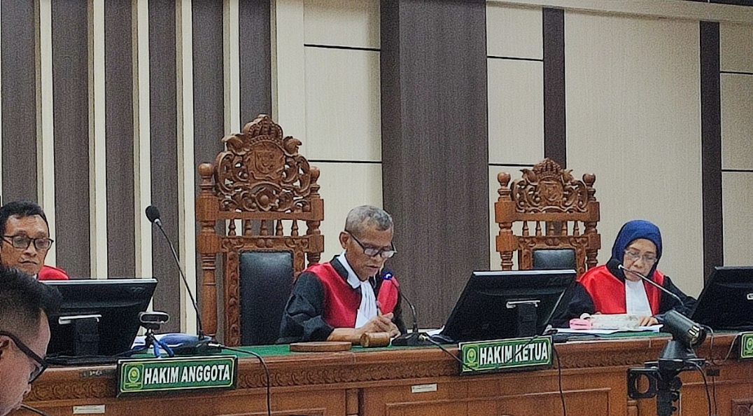 Ketua Majelis Hakim Gatot Sarwadi saat menunda putusan Martono di Pengadilan Tipikor Semarang, Senin (4/8/2025).