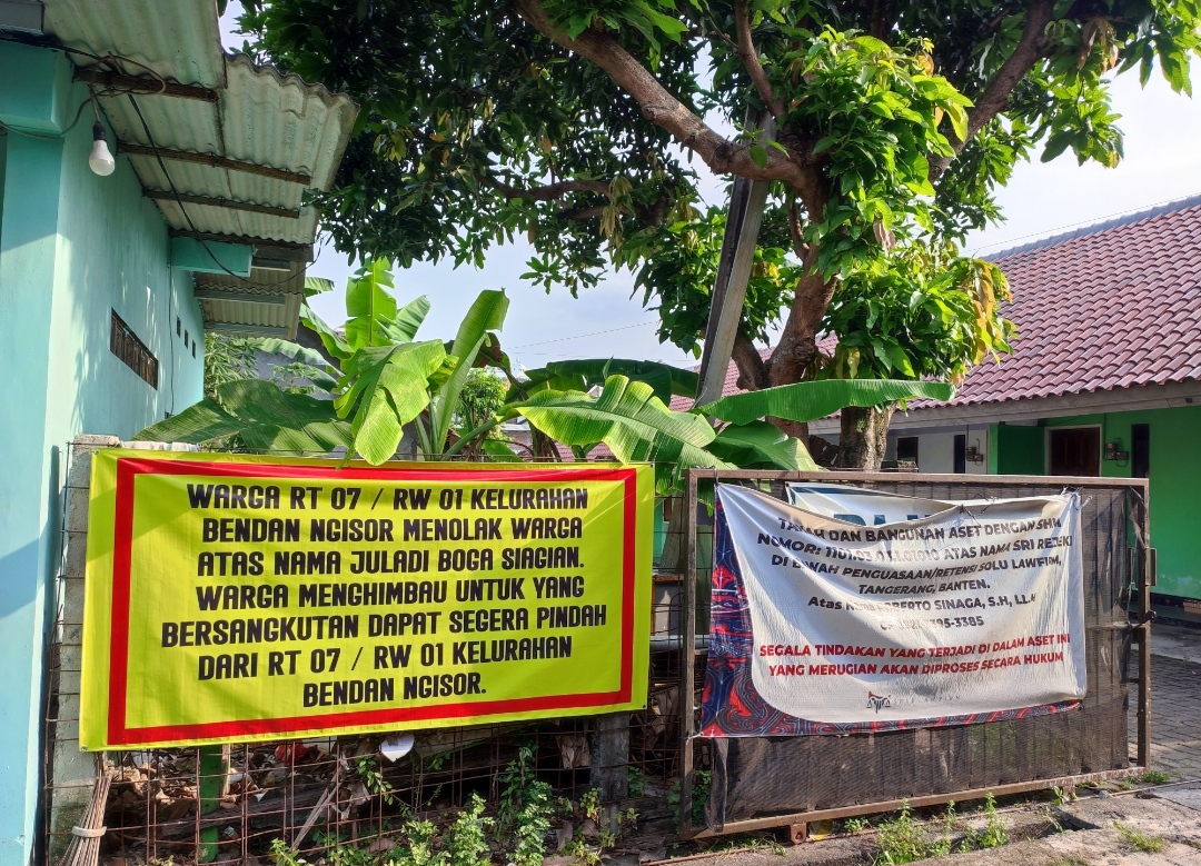 Spanduk penolakan warga RT 07/RW 01 Kelurahan Bendan Ngisor atas kehadiran Juladi Boga Siagian yang berkonflik sengketa tanah.