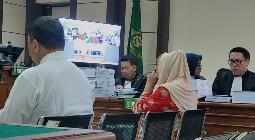 Terdakwa Mbak Ita mantan Wali Kota Semarang menyampaikan pledoi sambil menangis di Pengadilan Tipikor Semarang, Rabu (6/8/2025).
