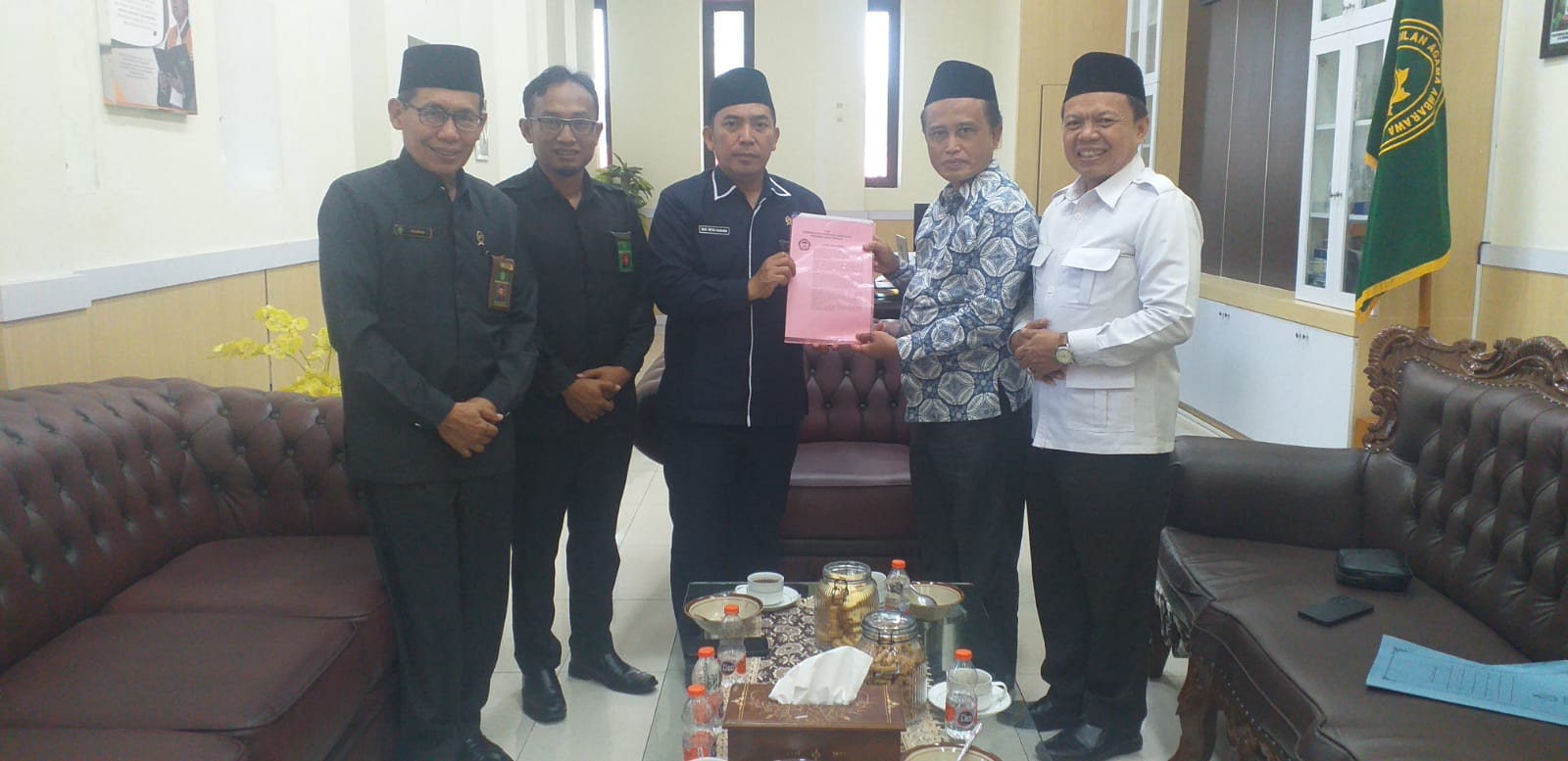Muh Irfan Husaeni ketua Pengadilan Agama Ambarawa didampingi oleh para hakim senior Ali Mahsun, dan Humas Khoirul Anam dan Musthofa.