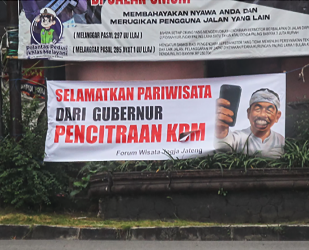 Ramai Bertebaran Spanduk Protes Kedatangan Dedi Mulyadi di Sleman &rdquo;Selamatkan Pariwisata Dari Gubernur Pencitraan KDM&rdquo;