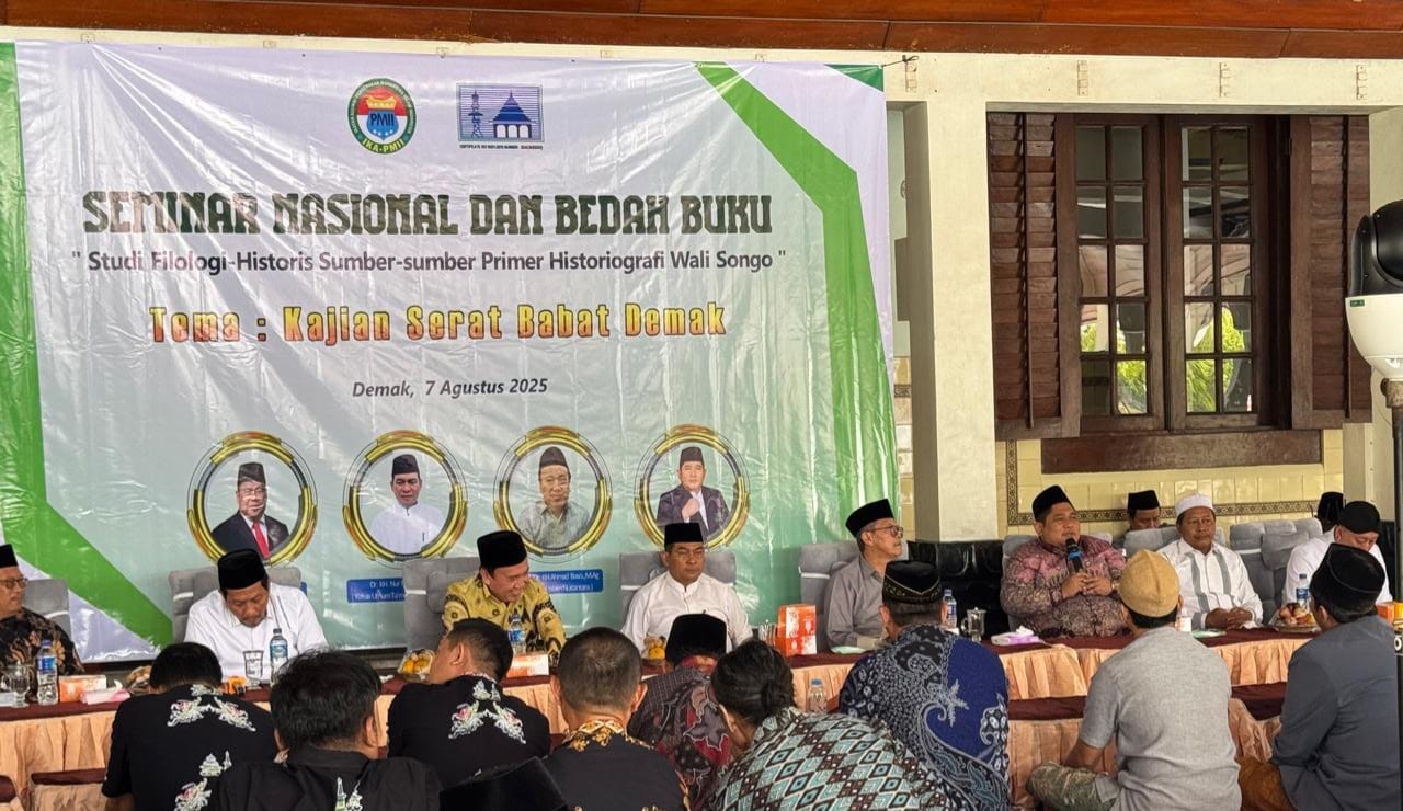 Prof Dr Ahmad Baso didampingi Ketua DPRD Demak H Zayinul Fata, Rektor UIN Kudus Prof Dr Abdurrahman Kasdi, Ketua PCNU Demak KH Aminudin dan Ketua Takmir Masjid Agung Demak Nur Fauzi mengisi seminar