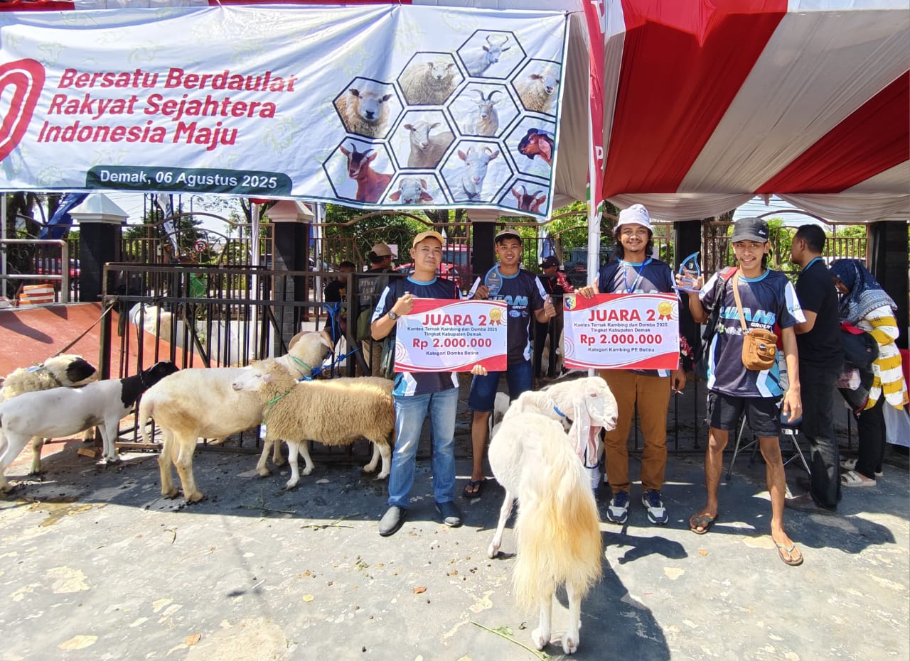 Wahyu Anggoro menunjukkan penghargaan yang diraih usai juara 2 dalam kontes ternak kambing dan domba.(Wahibpribadi)