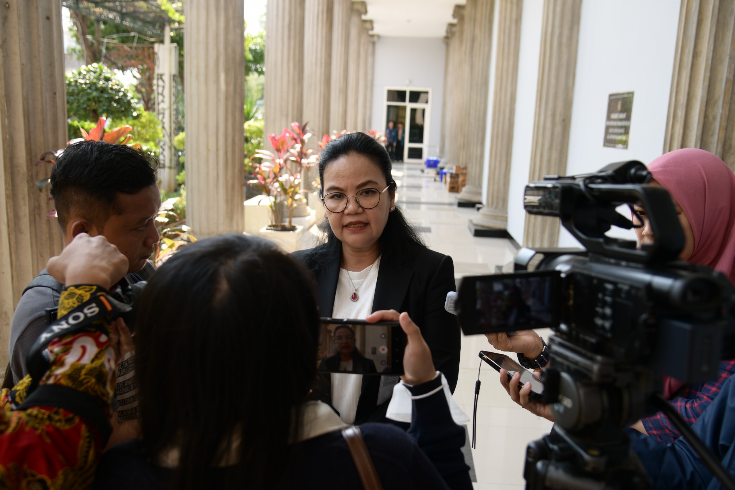 Wali Kota Semarang Agustina Wilujeng saat diwawancarai sejumlah awak media di Balai Kota Semarang
