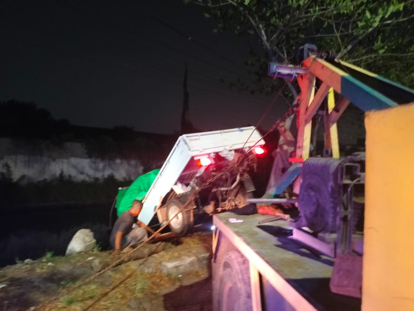 Evakuasi pikap tercebur ke sungai depan Nasmoco, Jalan Kaligawe Km 5, Sabtu (9/8) malam. FIGUR RONGGO WASSALIM/JAWA POS RADAR SEMARANG