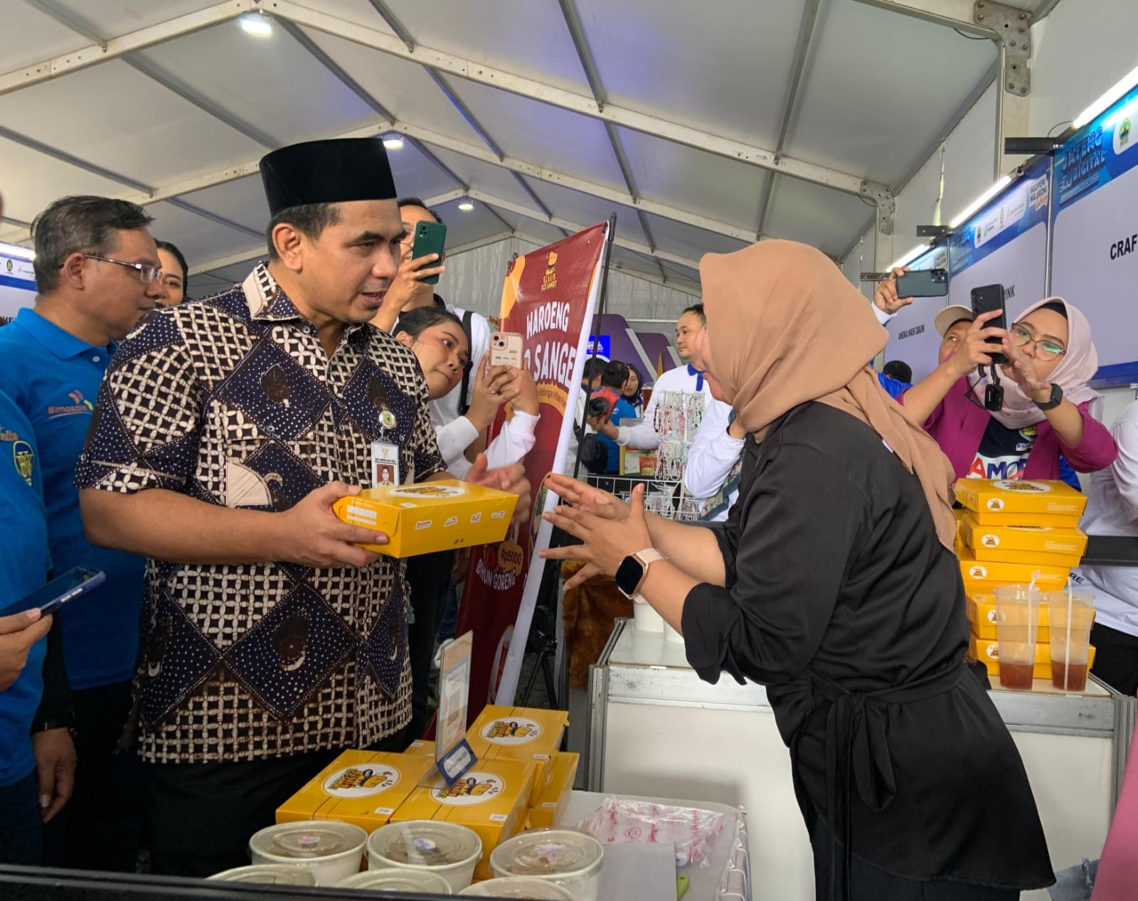 Wagub Jateng Taj Yasin Maimoen meninjau UMKM dalam peluncuran QRIS BPR/BKK se-Jateng dalam rangka Jateng Go Digital.