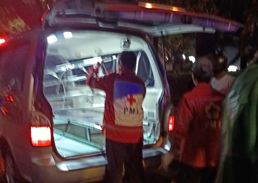 Mobil ambulan jenasah mendatangi lokasi untuk melakukan evakuasi korban meninggal