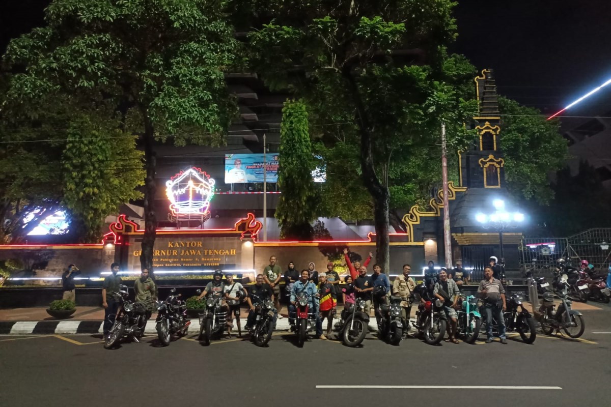 Para anggota Motor Antique Club Indonesia (MACI) Semarang saat berkumpul dan bercengkrama dengan motor klasik. FIGUR RONGGO WASSALIM/JAWA POS RADAR SEMARANG