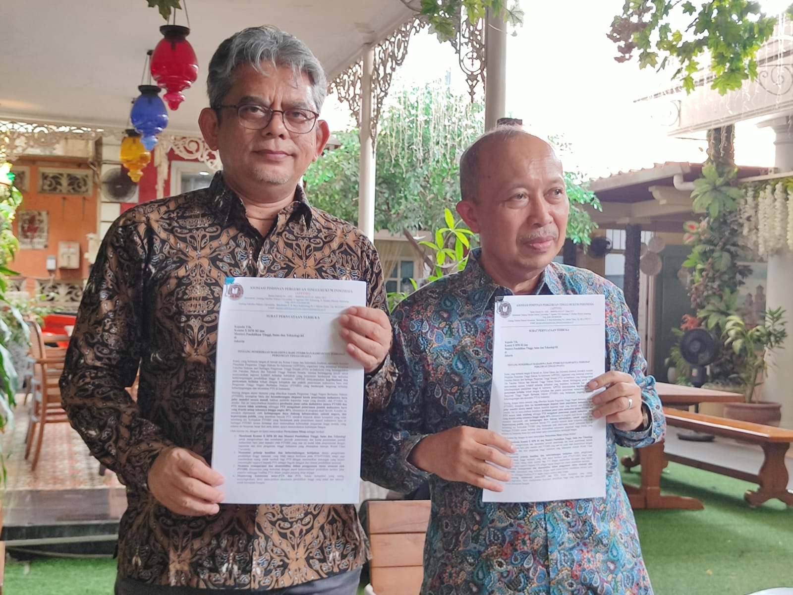 (kiri-kanan) Sekjend APPTHI Prof Iwan Satriawan mendampingi Ketua Umum APPTHI Prof Edy Lisdiyino menyampaikan pernyataan terbuka terhadap kebijakan pemerintah dalam penerimaan mahasiswa baru.
