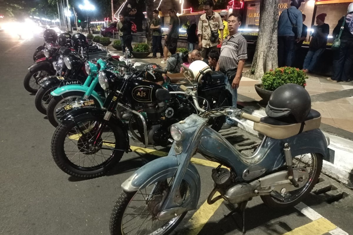 Para anggota Motor Antique Club Indonesia (MACI) Semarang saat berkumpul dan bercengkrama dengan motor klasik. FIGUR RONGGO WASSALIM/JAWA POS RADAR SEMARANG