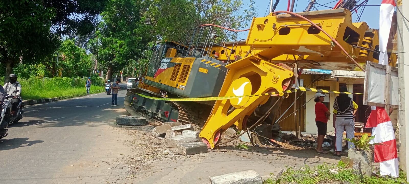Alat berat crane yang di angkut truk trailer yang mengalami rem blong nyaris menimpa rumah warga di turunan Gombel Lama. (Sulistiono)