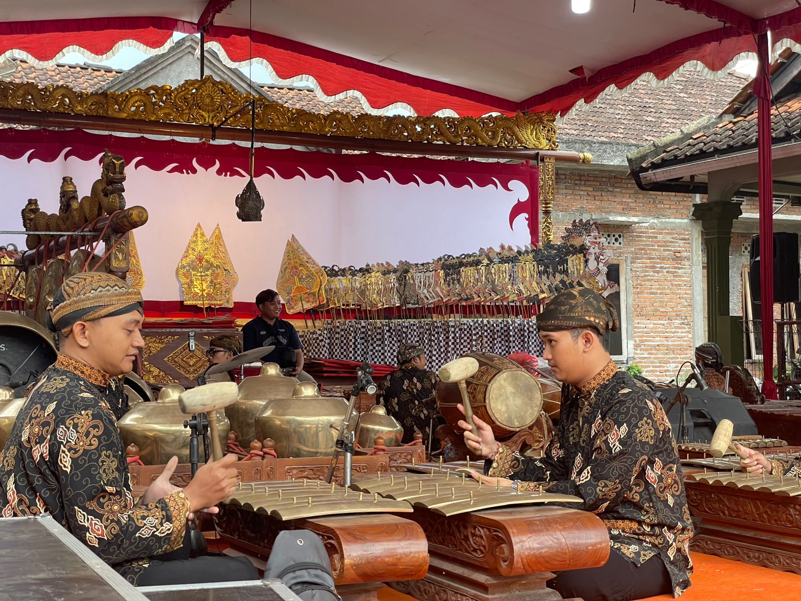 Kegiatan saparan berkunjung hingga nonton wayang bersama di Dusun Wates Desa Waten Kecamatan Getasan Kabupaten Semarang. Maria Novena/Jawa Pos Radar Semarang&nbsp;