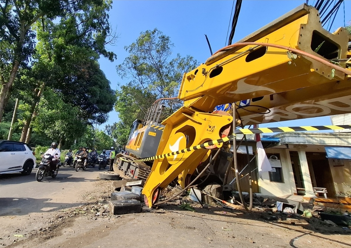 Kecelakaan truk pengangkut alat berat terguling menimpa rumah di Gombel Lama Semarang