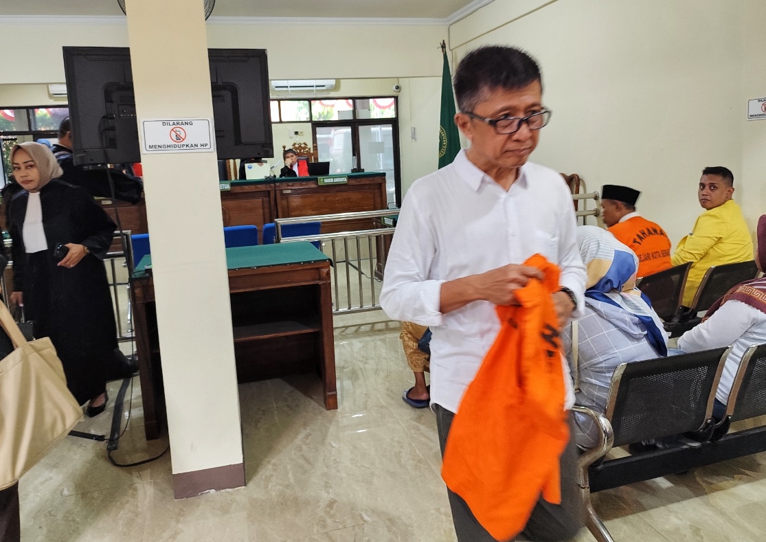Terdakwa kasus pelecehan anak dibawah umur berbaju putih keluar ruangan sidang