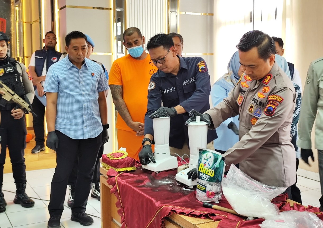 Barang bukti sabu dimusnahkan menggunakan alat blender