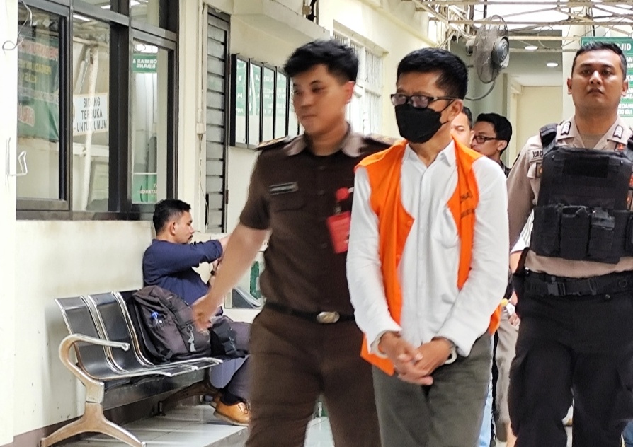 Terdakwa Adi Suprobo saat memasuki ruangan sidang putusan vonis