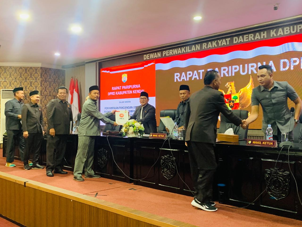 Penyampaian Nota Pandangan Umum Fraksi DPRD Kendal atas APBD Perubahan 2025.