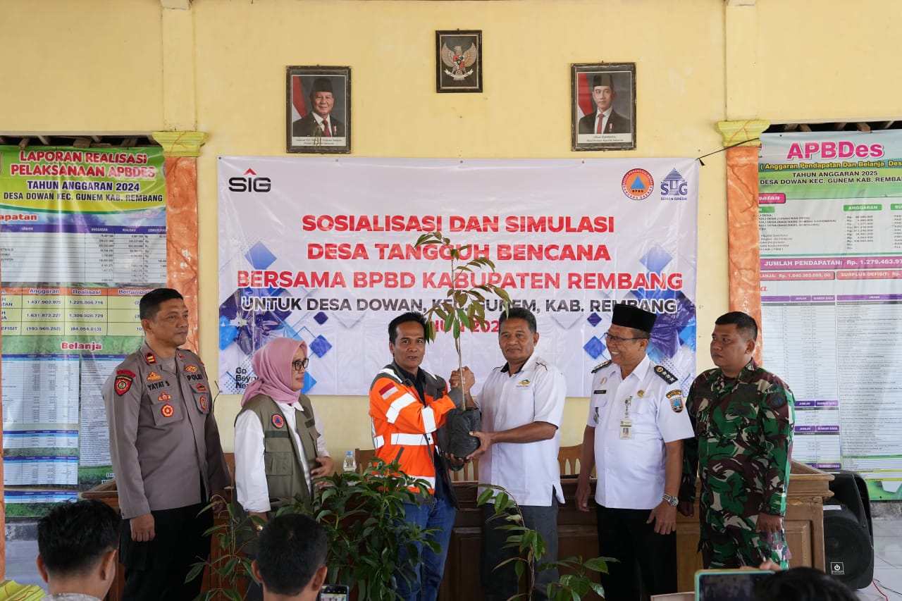 Tim CSR PT Semen Gresik secara simbolis menyerahkan bibit pohon kepada Kepala Desa Dowan (6/8).