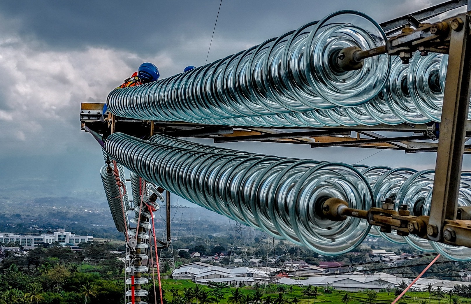 LISTRIK ANDAL : Tim Elit PDKB PLN UPT Salatiga sukses melaksanakan penggantian isolator pada SUTET 500 kV.