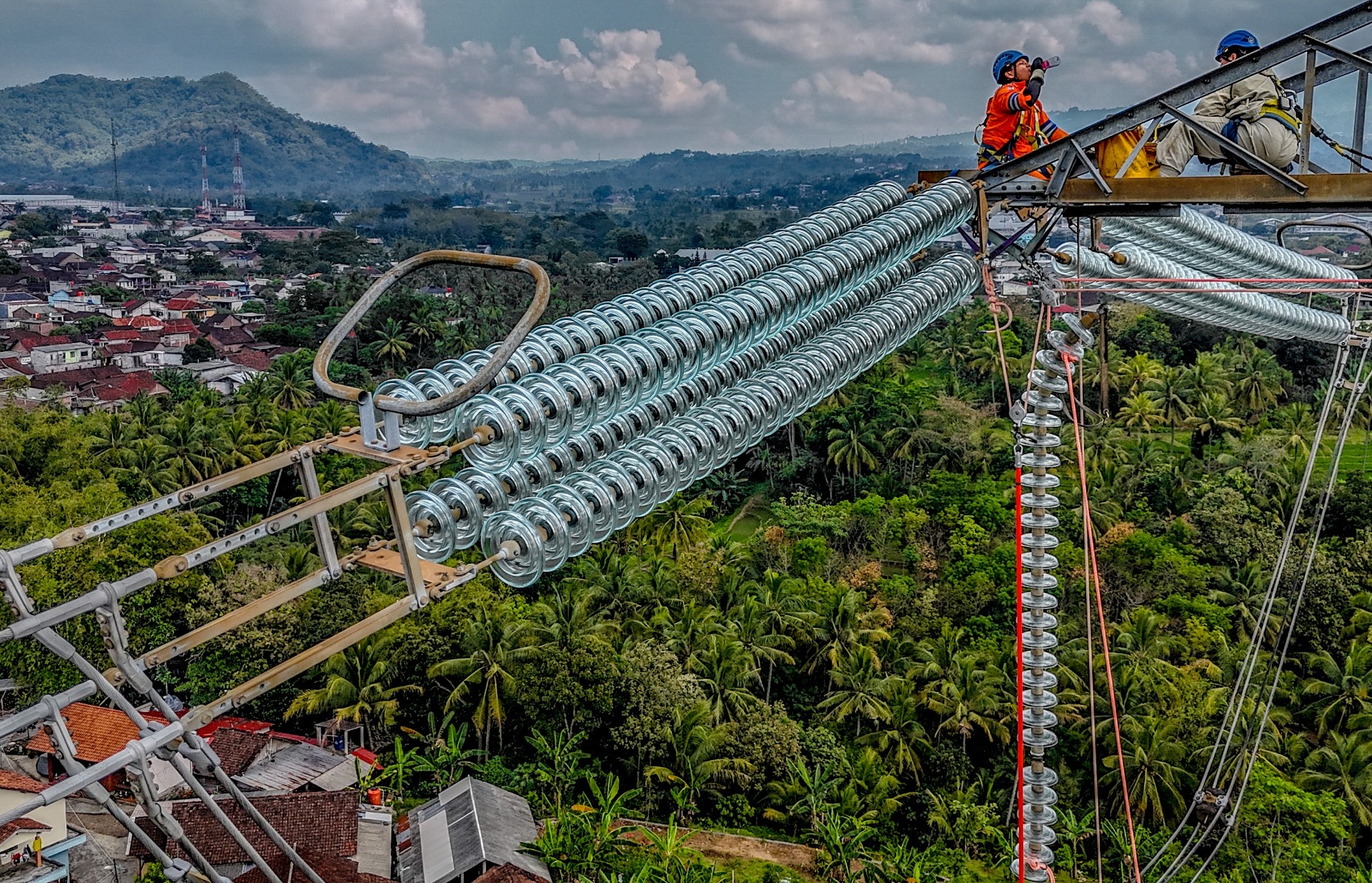 GANTI ISOLATOR : Tim Elit PDKB PLN UPT Salatiga melaksanakan penggantian isolator pada SUTET 500 kV tanpa pemadaman aliran listrik mendukung keandalan pasokan listrik nasional menjelang HUT ke-80 RI.