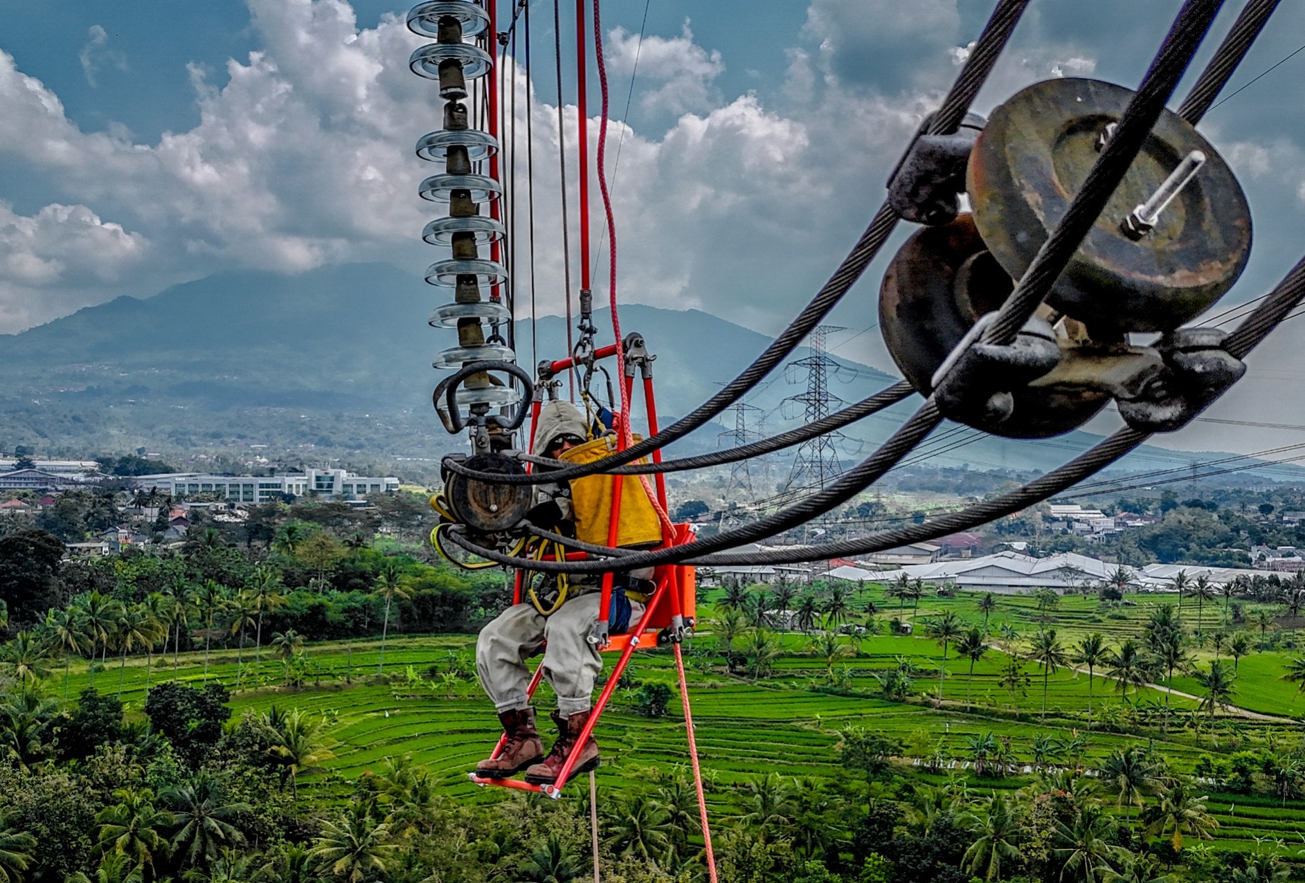 GANTI ISOLATOR : Tim Elit PDKB PLN UPT Salatiga melaksanakan penggantian isolator pada SUTET 500 kV tanpa pemadaman aliran listrik mendukung keandalan pasokan listrik nasional jelang HUT ke-80 RI.