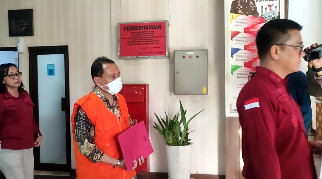 Tim penyidik pidana khusus Kejati Jateng menahan Direktur Pengembangan Usaha dan Inkubasi pada Direktorat Pengembangan Usaha dan Inkubasi UGM, HU, Rabu (13/8/2025) sore.