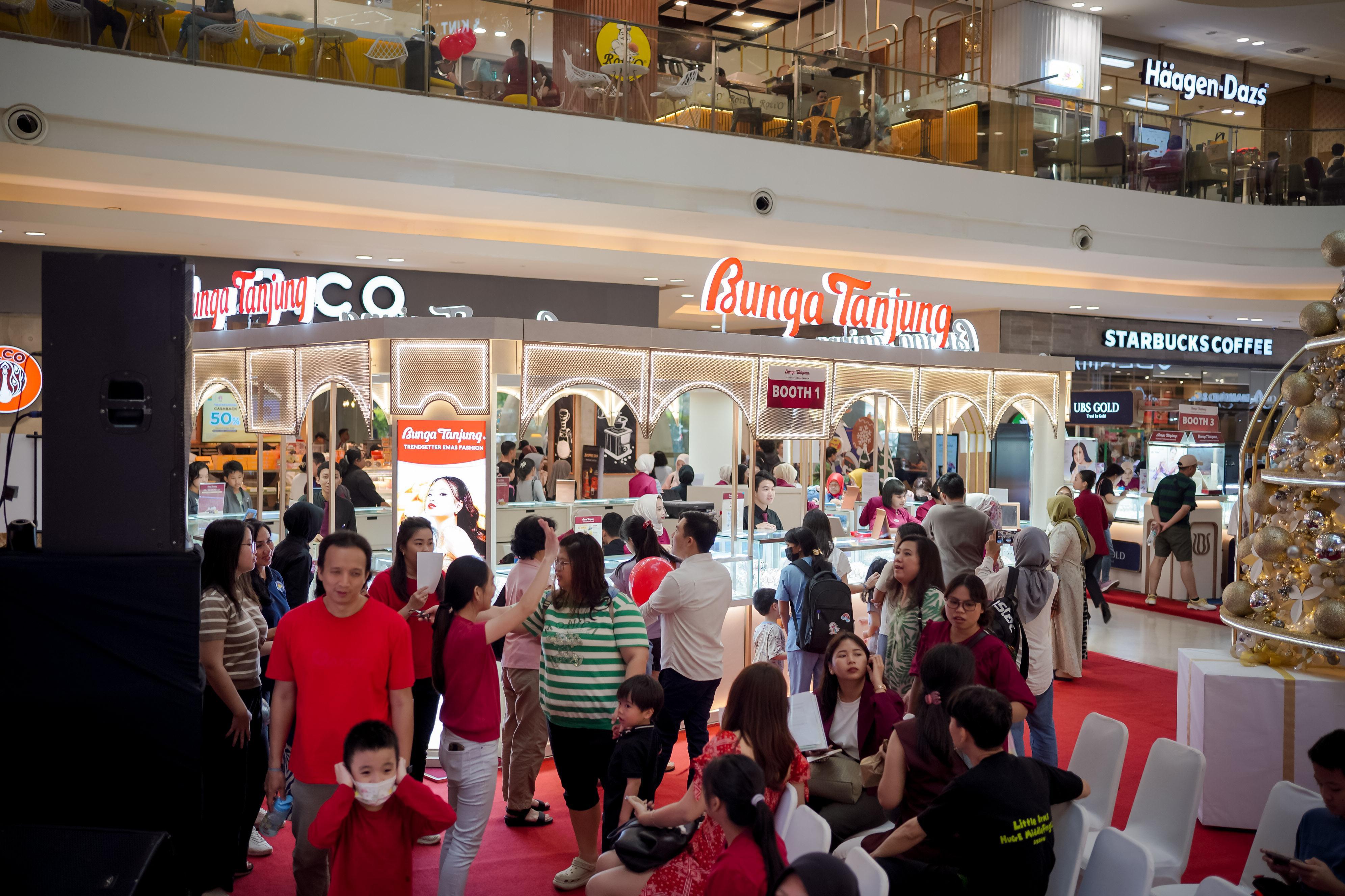 Gerai Bunga Tanjung sebagai trendsetter emas fashion dikunjungi banyak masyarakat.