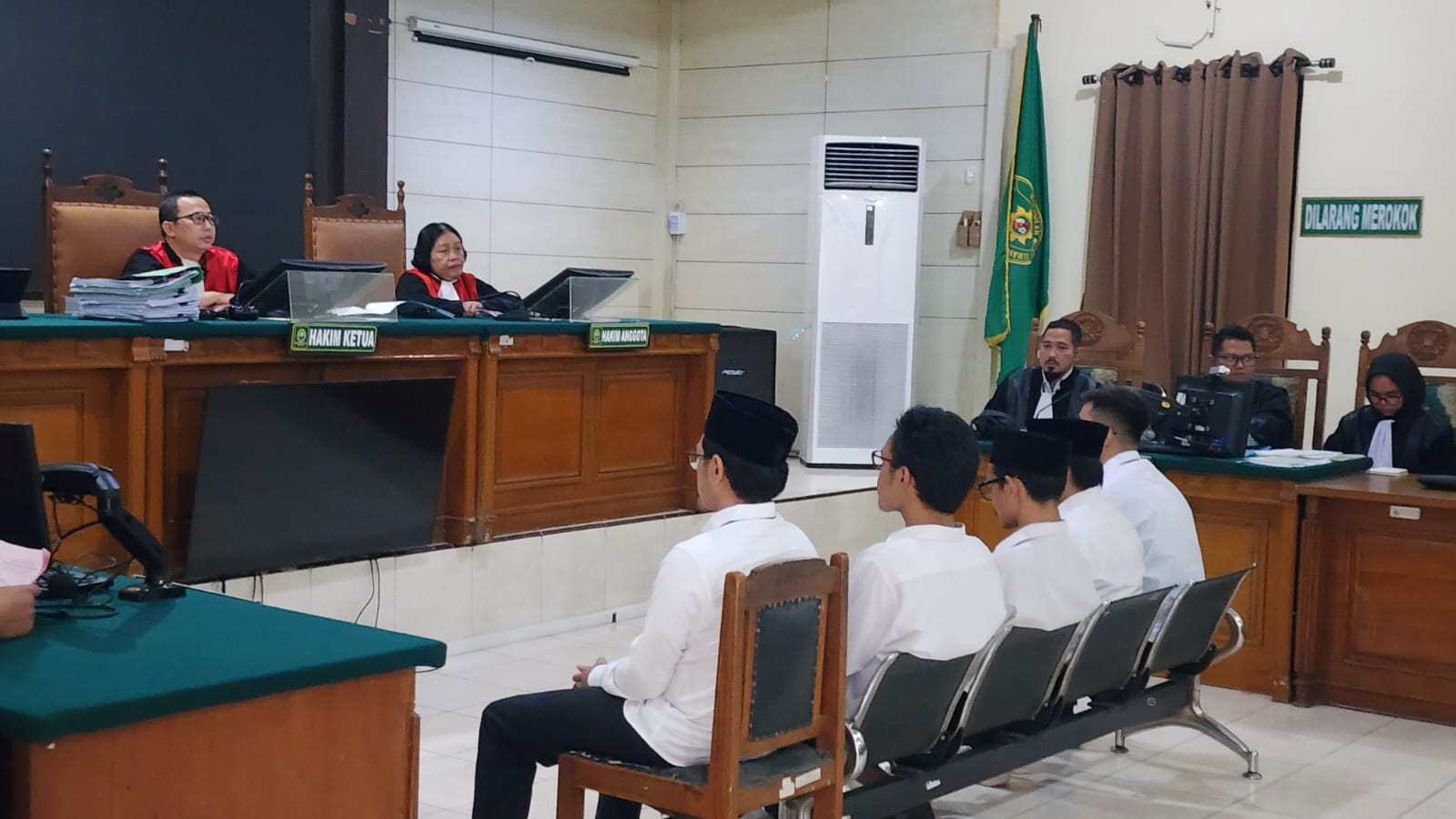 Mahasiswa yang menjadi terdakwa kasus kerusuhan MayDay menjalani sidang perdana di Pengadilan Negeri Semarang, Kamis (14/7/2025).