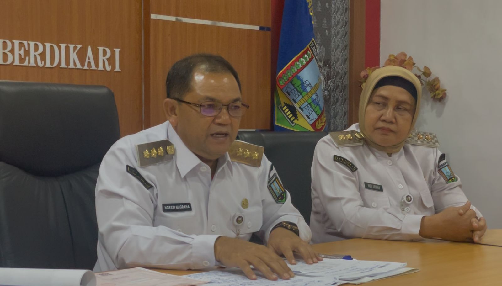 Bupati Semarang Ngesti Nugraha bersama Wakil Bupati Semarang Nur Arifah saat jumpa pers terkait PBB-P2. Maria Novena/Jawa Pos Radar Semarang